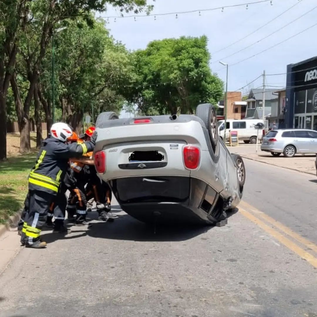 Fuertes accidentes en la mañana de Funes: un vuelco y varias personas heridas